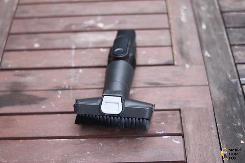 You can see the 2-in-1 upholstery and dust nozzle of the Shark Anti Hair Wrap Flexology.